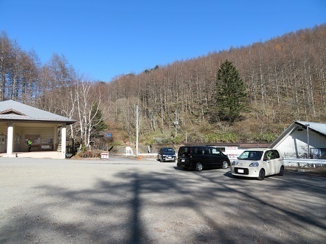 柳沢峠~倉掛山 柳沢峠駐車場 まだ沢山の登山者たちが楽しんでいる.jpg