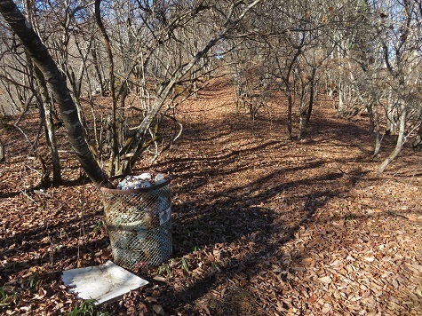 柳沢峠~倉掛山 登山道中にこんなゴミ箱が稜線上にあるなんて、ビックリでした.jpg