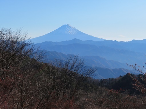 柳沢峠~倉掛山 藤谷ノ頭手前の休憩地も富士山の眺望が良い.jpg
