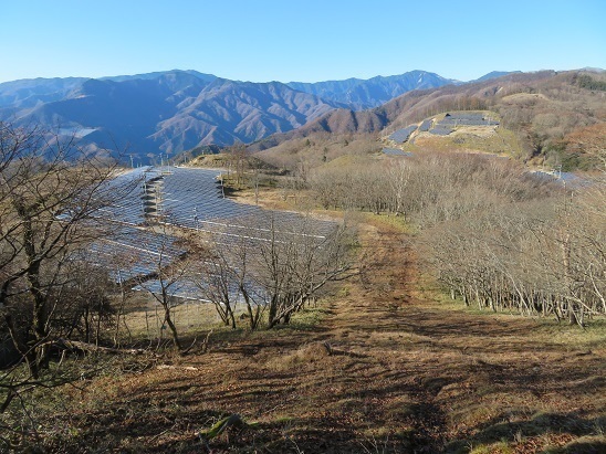 柳沢峠~倉掛山 山頂を降っていくと目の前にソーラー発電の施設が広がる うーん、こんな景色は見たくない.jpg