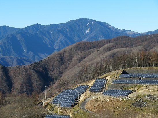 柳沢峠~倉掛山 よくよく見ると正面の山は木賊山ですぐ左のポコが甲武信ヶ岳ではないですか!こんな場所に今居るんですね?.jpg