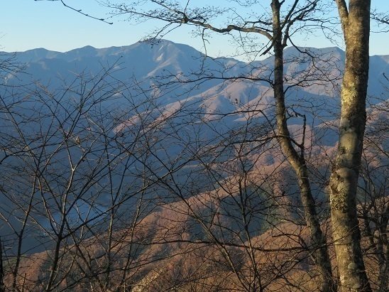 柳沢峠~倉掛山 木賊山そして破風山さらに広瀬湖がこんな角度で見れるなんて感動的.jpg
