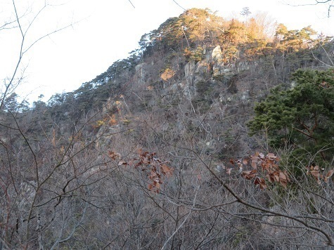 湯山白山淡雪要害大笠愛宕 今から向かう岩峰白山.jpg