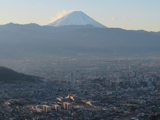 湯山白山淡雪要害大笠愛宕 甲府の街と富士山.jpg