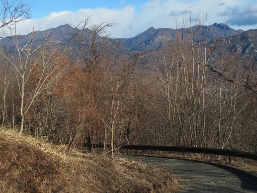 湯山白山淡雪要害大笠愛宕 左から茅ヶ岳 曲岳 黒富士.jpg