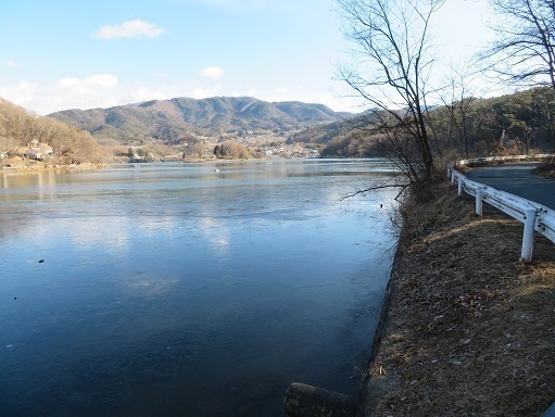 湯山白山淡雪要害大笠愛宕 千代田湖が凍っている.jpg