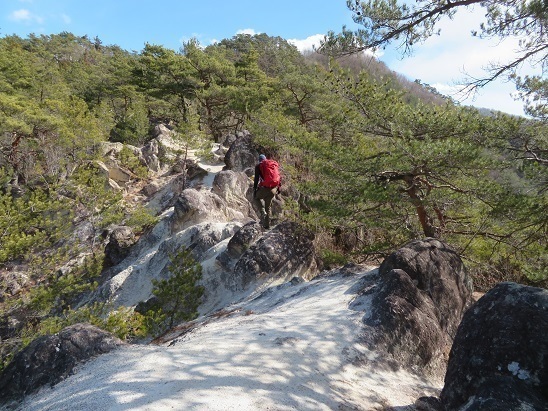 湯山白山淡雪要害大笠愛宕 少し登り上がるとこんな景色にレコ.jpg