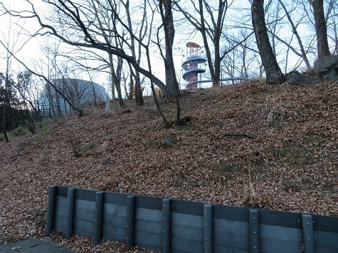 湯山白山淡雪要害大笠愛宕 おそらくあそこがターゲットの愛宕山山頂.jpg