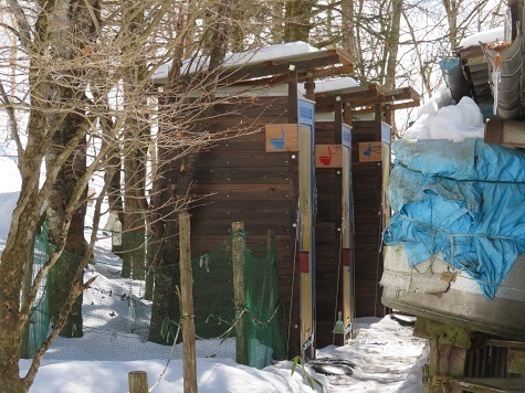 大菩薩嶺雪 山中のトイレはありがたい.jpg