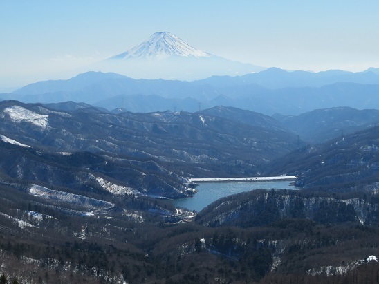 大菩薩嶺雪 雷岩からの富士と大菩薩湖.jpg