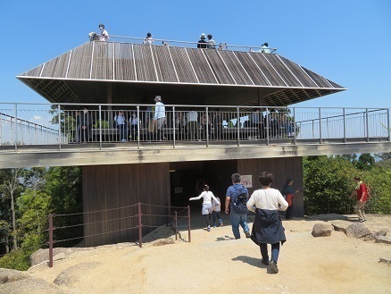 宮島弥山 日陰で休憩します.jpg