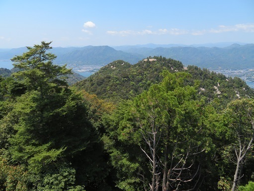 宮島弥山 対面に見えるはこれから行くピーク駒ヶ林.jpg