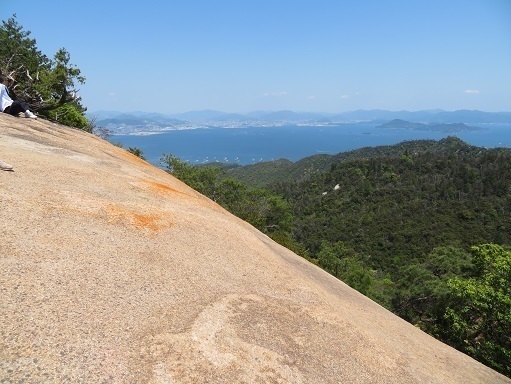 宮島弥山 駒ヶ林山頂は一枚岩の上.jpg