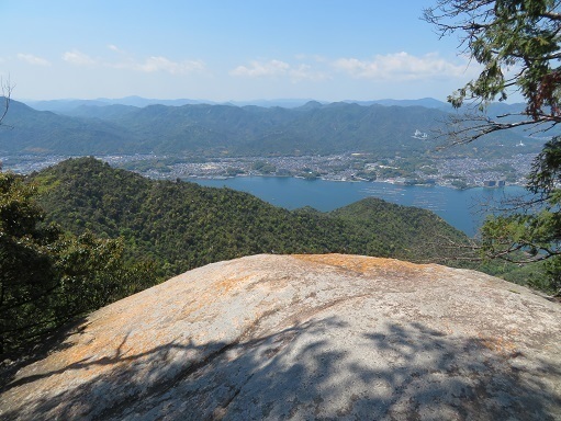 宮島弥山 広島県本土内方面を望む.jpg