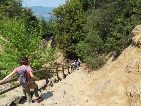 宮島弥山 急な石段を降る.jpg