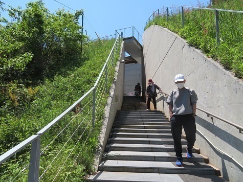 亀老山 コンクリで出来た展望台へ.jpg