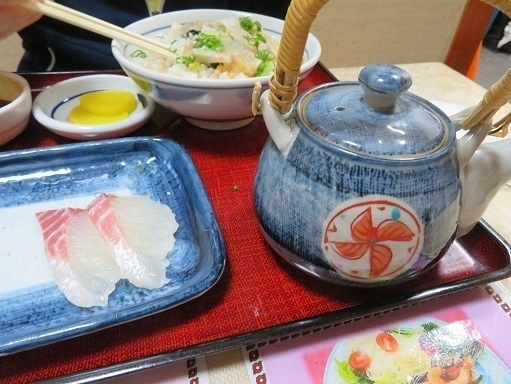 亀老山 ようやく飯にありつけた・・・1時間30も並んだよ.jpg