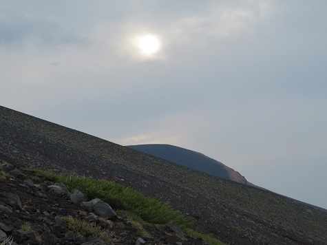 富士山 雲は強いが太陽も見える.jpg