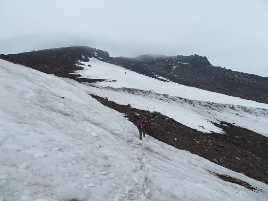富士山ココは雪渓が残る.jpg