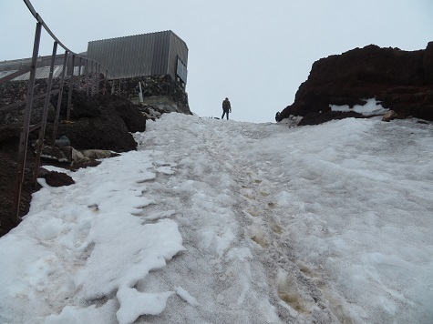 富士山 剣ヶ峰へ向け最後の雪の登り.jpg
