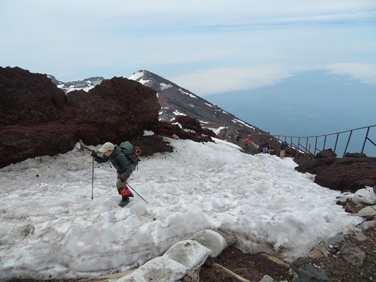 富士山 スゴイ沢山の登山客が登ってくる.jpg