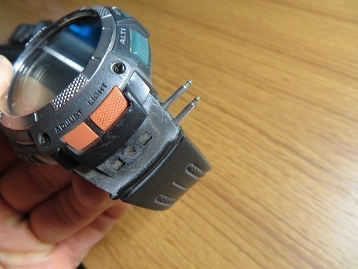 CASIO時計バンド 外すと長年の汚れが・・・.jpg
