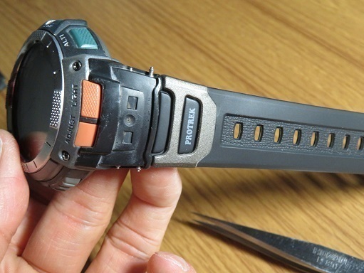 CASIO時計バンド では取り付けます.jpg