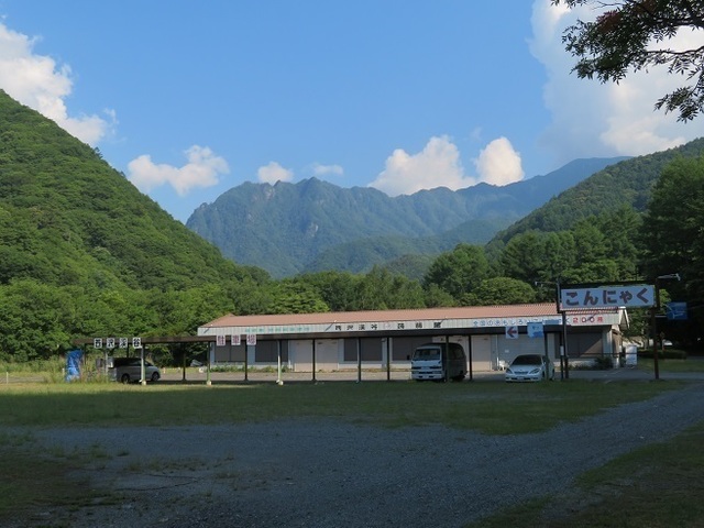 西沢渓谷 屏風のように聳える鶏冠山.jpg