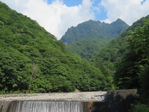 西沢渓谷 東沢越しの鶏冠山.jpg