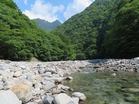 西沢渓谷 足を付けると冷たくて気持ちがいい.jpg