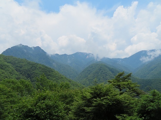 西沢渓谷 左から鶏冠山~木賊山~破風山.jpg