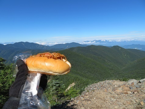 甲武信29 山頂で焼きそばパン.jpg