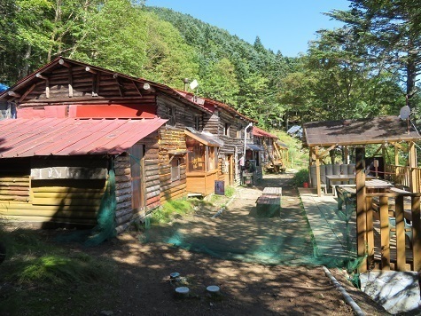 甲武信29 甲武信小屋.jpg