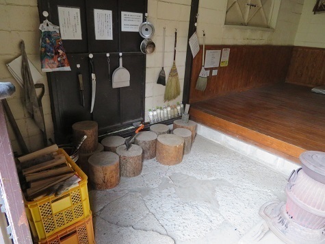 甲武信29 避難小屋に立ち寄ると 今まで見た中で最もキレイに片付けられていた.jpg