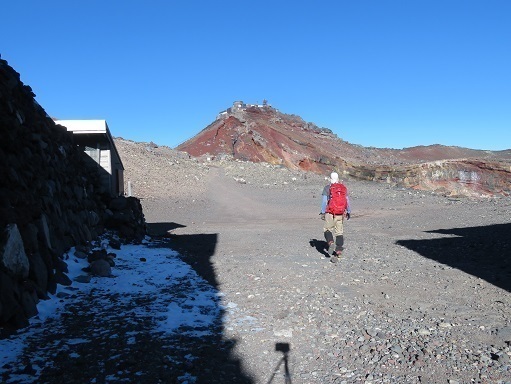 富士山14 15 では剣ヶ峰へ 前日初冠雪のニュース見ました.jpg