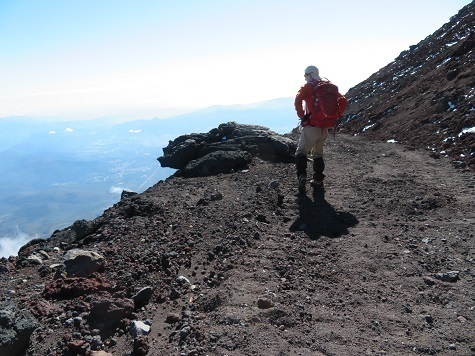 富士山14 15 火山灰のブル道を降る.jpg