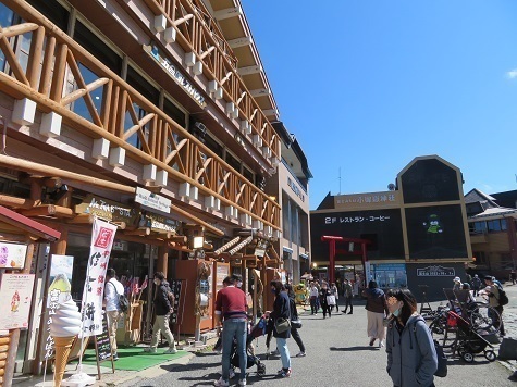 富士山14 15 何だこの人だらけな場所は?まるで高尾山だな.jpg