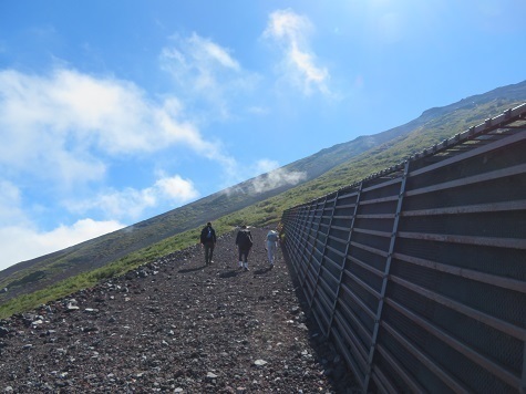 富士山14 15 この時間から登り始めているのはほぼ外人さんグループ.jpg