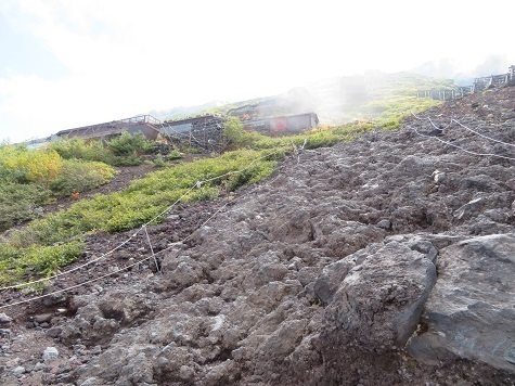 富士山14 15 火山灰の退屈ルートと思いきや溶岩ルートなのね zenithはこの吉田ルート初なんです♪.jpg