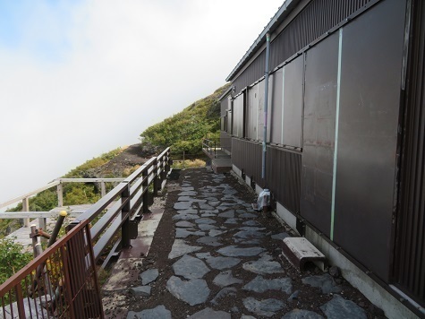 富士山14 15 ここで日本人女性欧米男性のカップルにあっさり抜かれた 早~い.jpg