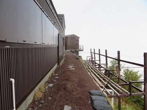 富士山14 15 賑わった3週前と違って今は足場も外され静まり返っている・・・.jpg