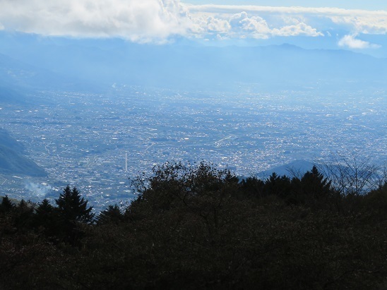 石保戸山 眼下には塩山 勝沼の景色が一望.jpg