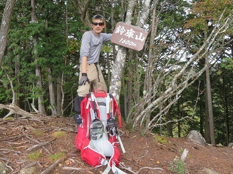 石保戸山 鈴置山プロ 山頂には山の神石碑が鎮座している.jpg
