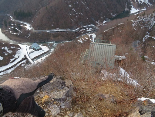 ネコブ山 ようやく送水小屋に戻.jpg