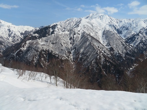 ネコブ山 中ノ岳も真っ白.jpg