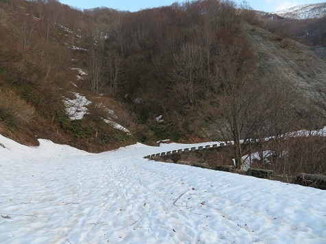 ネコブ山 十字峡へはまだまだ雪が多い.jpg