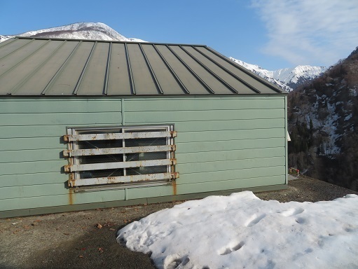 ネコブ山 施設小屋 で小休憩.jpg