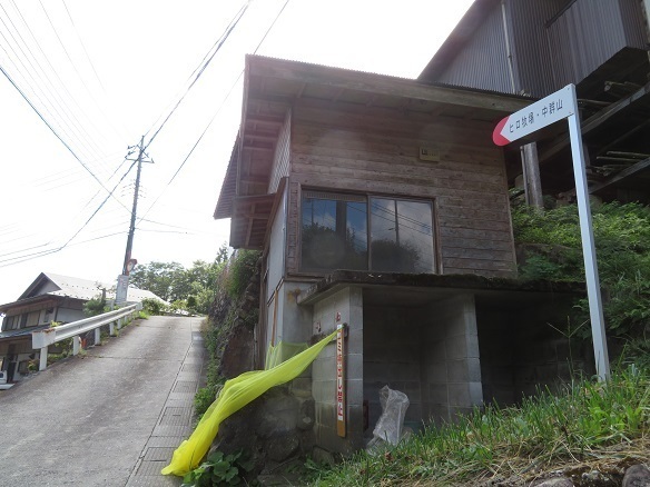 中群八重能岳 田和バス停前のこの標識に従ってアスファルトを進む.jpg