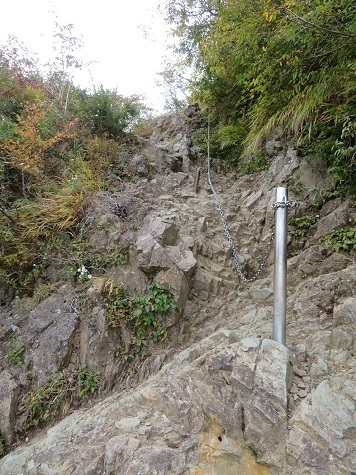 丹沢20 表尾根は岩場とトンネルが多い.jpg