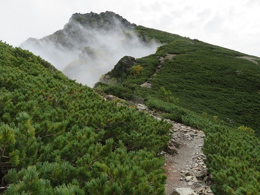 仙塩尾根 ようやく最初の3000m峰 姿を現す.jpg